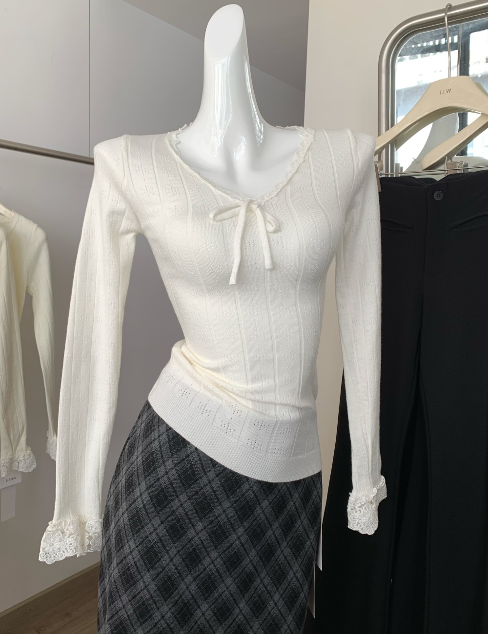 Long sleeve V-neck inside the ride tops slim lace sweater