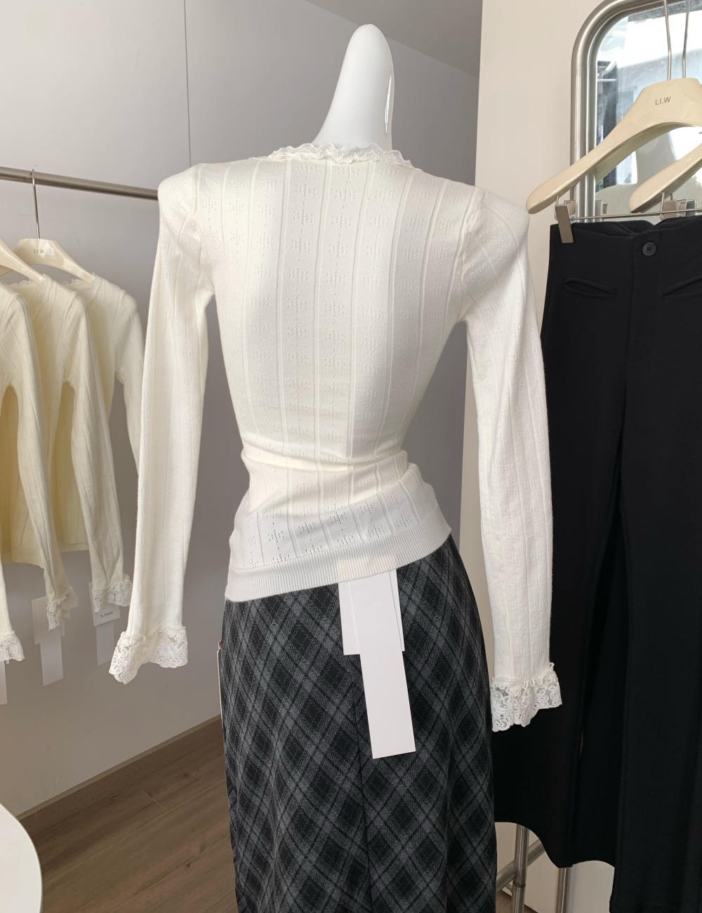 Long sleeve V-neck inside the ride tops slim lace sweater