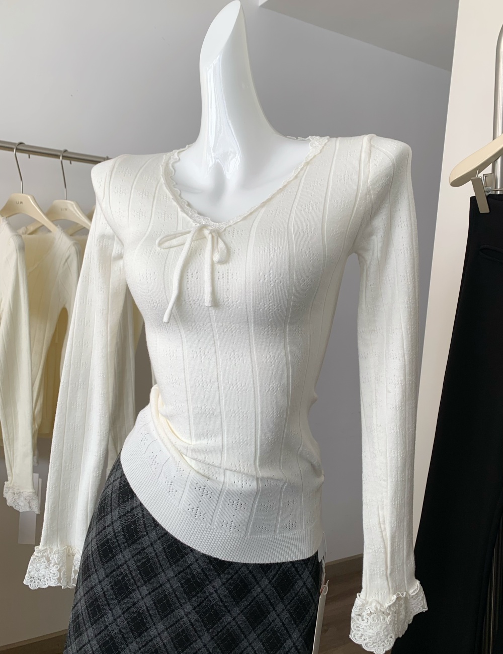 Long sleeve V-neck inside the ride tops slim lace sweater