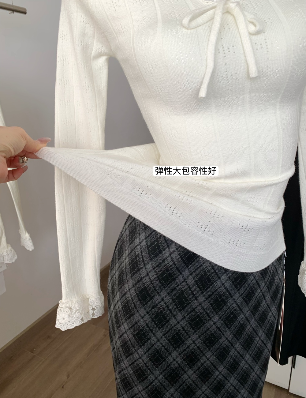 Long sleeve V-neck inside the ride tops slim lace sweater