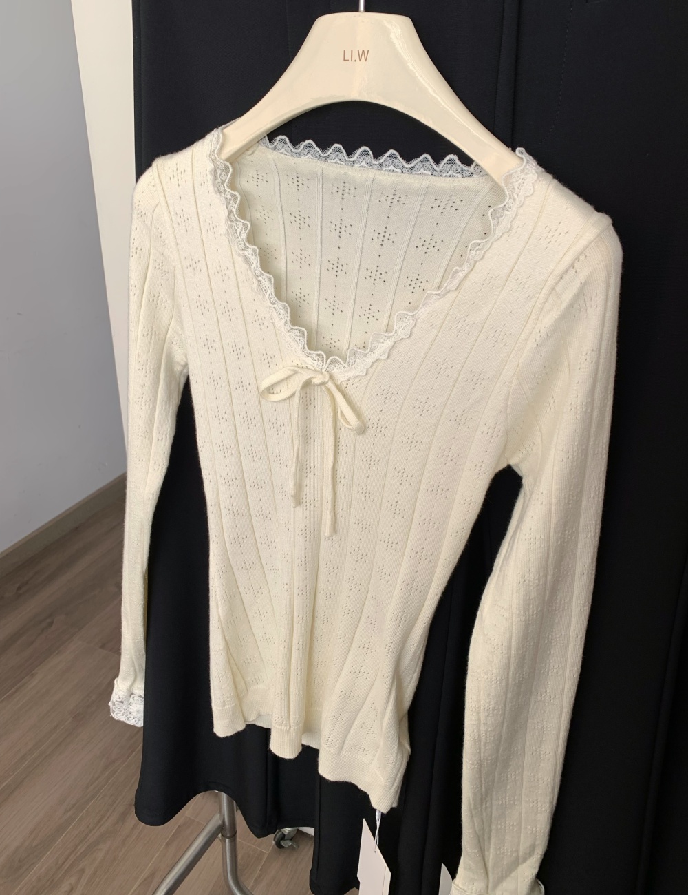 Long sleeve V-neck inside the ride tops slim lace sweater