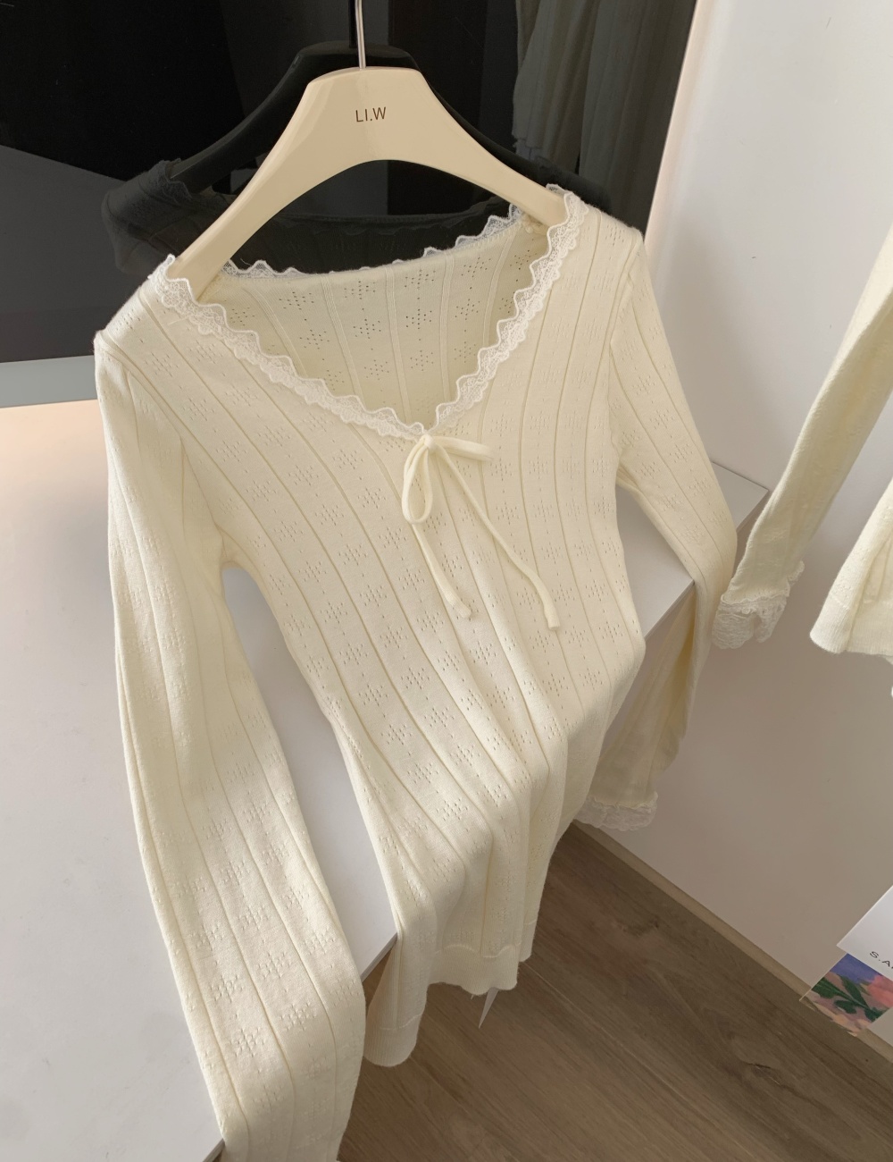 Long sleeve V-neck inside the ride tops slim lace sweater