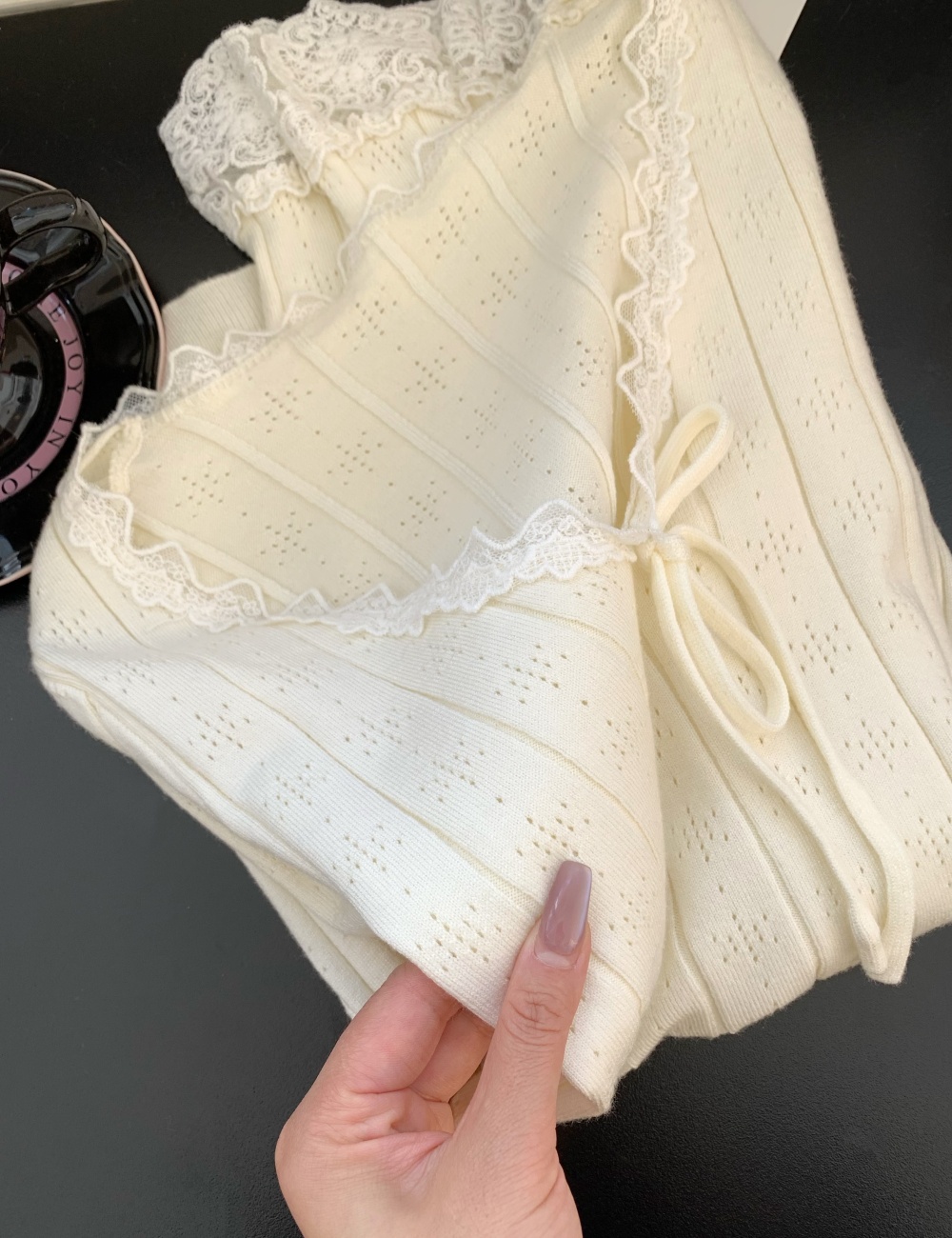 Long sleeve V-neck inside the ride tops slim lace sweater