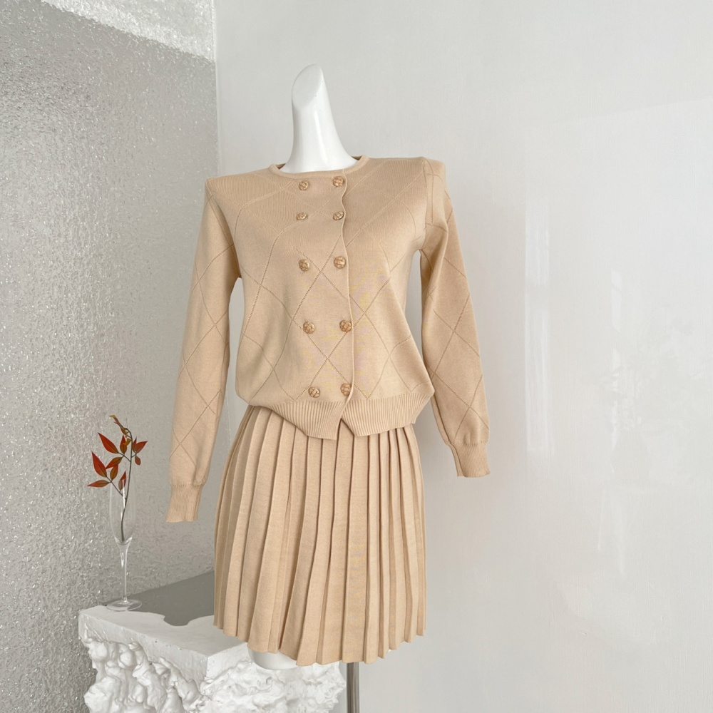 Was white glaze buckle short skirt knitted cardigan a set