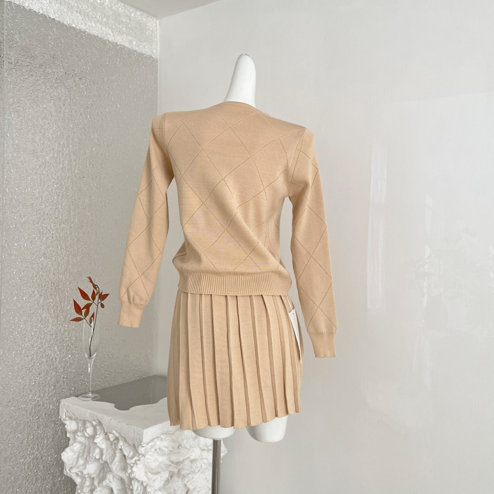 Was white glaze buckle short skirt knitted cardigan a set
