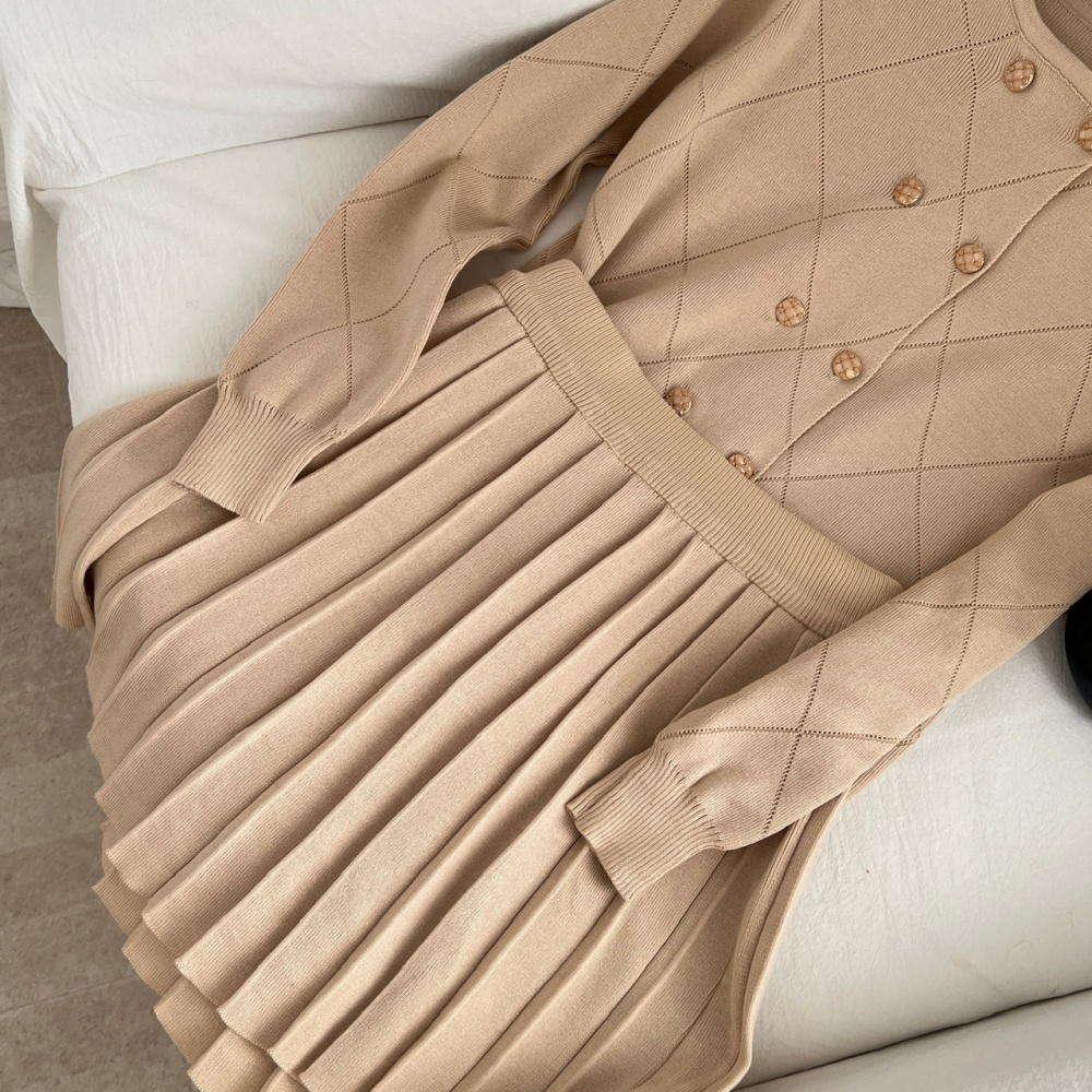 Was white glaze buckle short skirt knitted cardigan a set