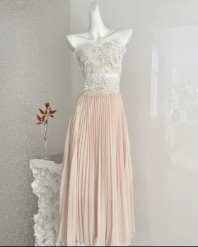 Lace wrapped chest inside the ride pleated white dress