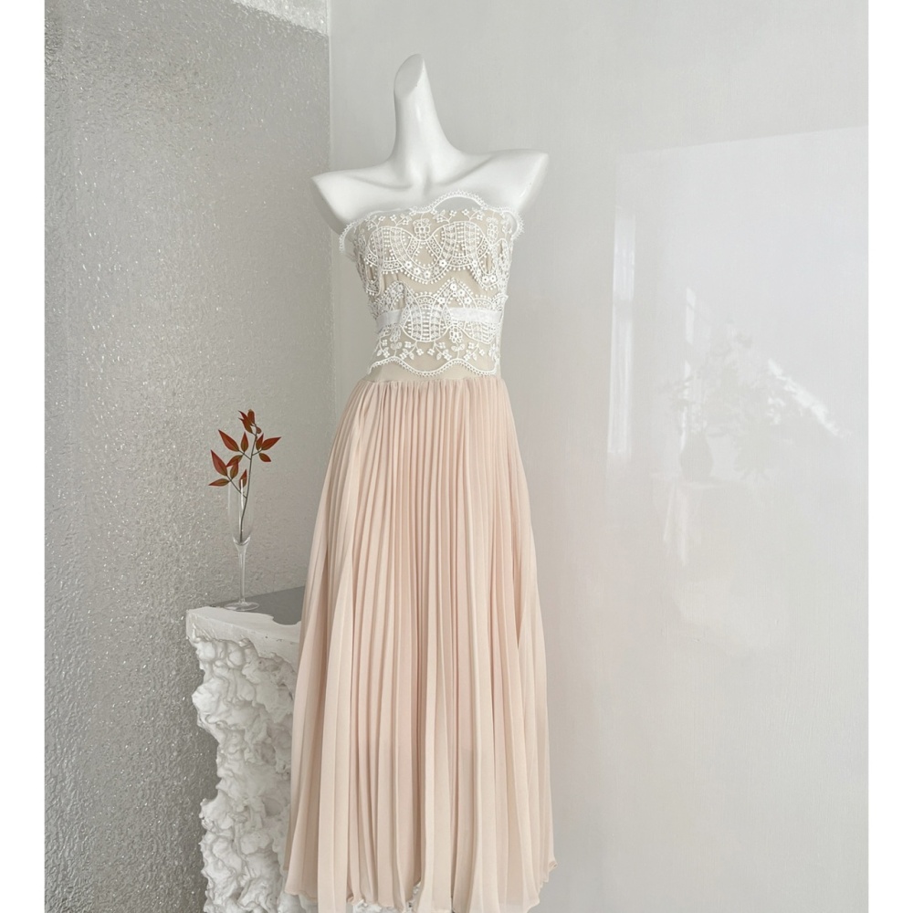 Lace wrapped chest inside the ride pleated white dress