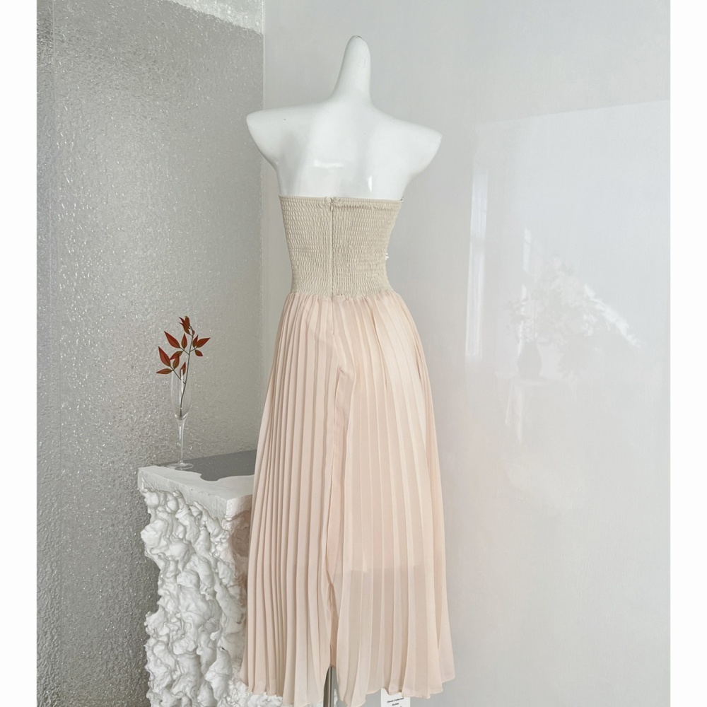 Lace wrapped chest inside the ride pleated white dress