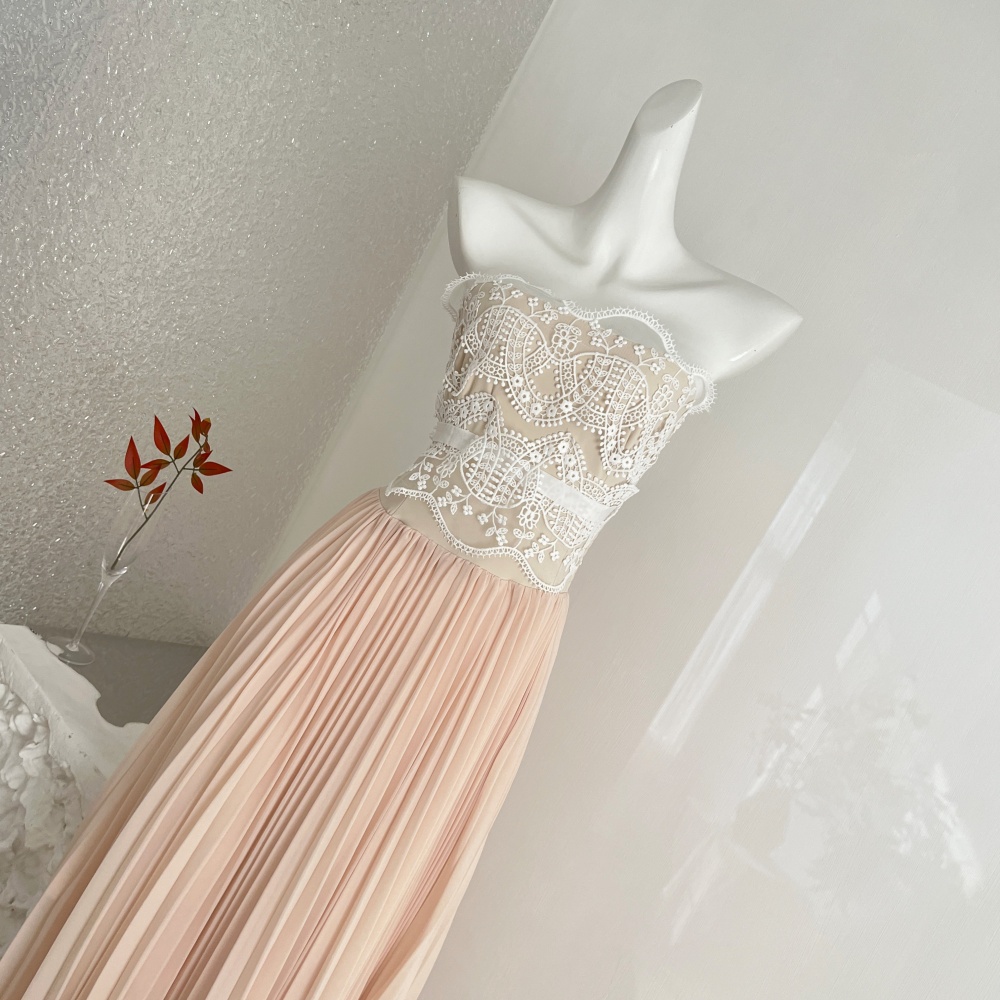 Lace wrapped chest inside the ride pleated white dress