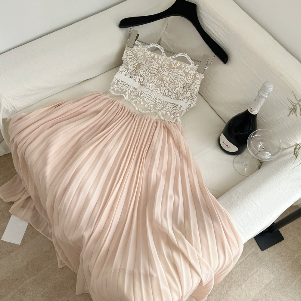 Lace wrapped chest inside the ride pleated white dress