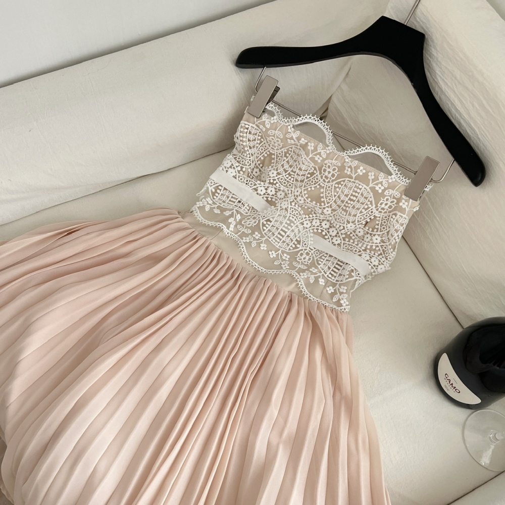 Lace wrapped chest inside the ride pleated white dress