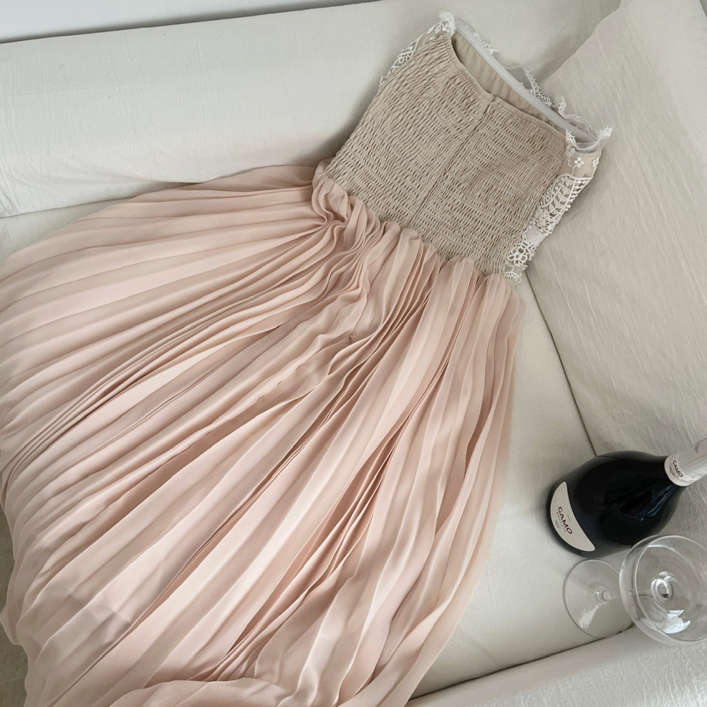 Lace wrapped chest inside the ride pleated white dress