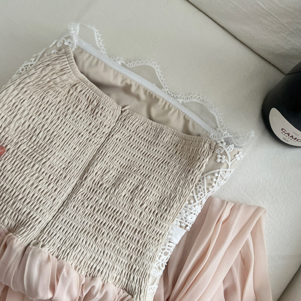 Lace wrapped chest inside the ride pleated white dress