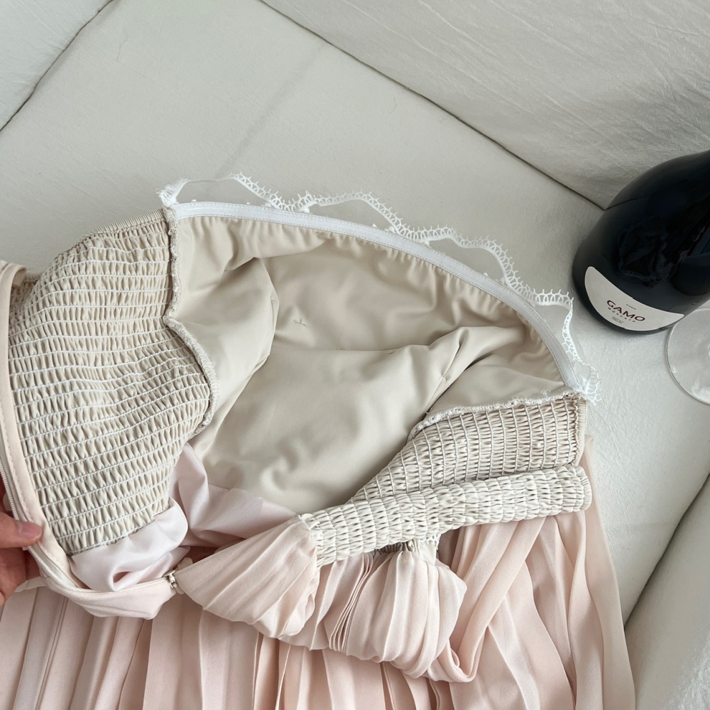 Lace wrapped chest inside the ride pleated white dress