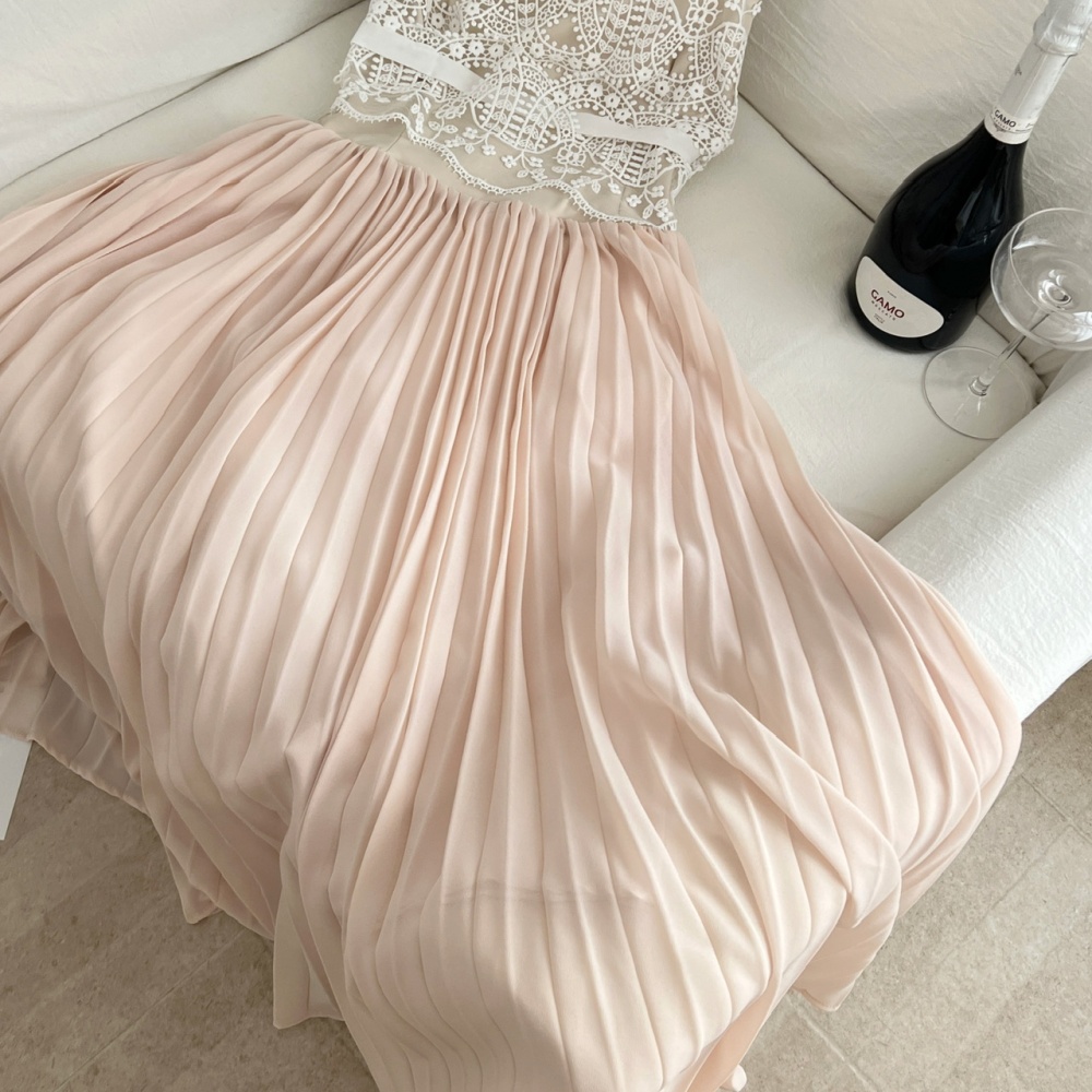 Lace wrapped chest inside the ride pleated white dress