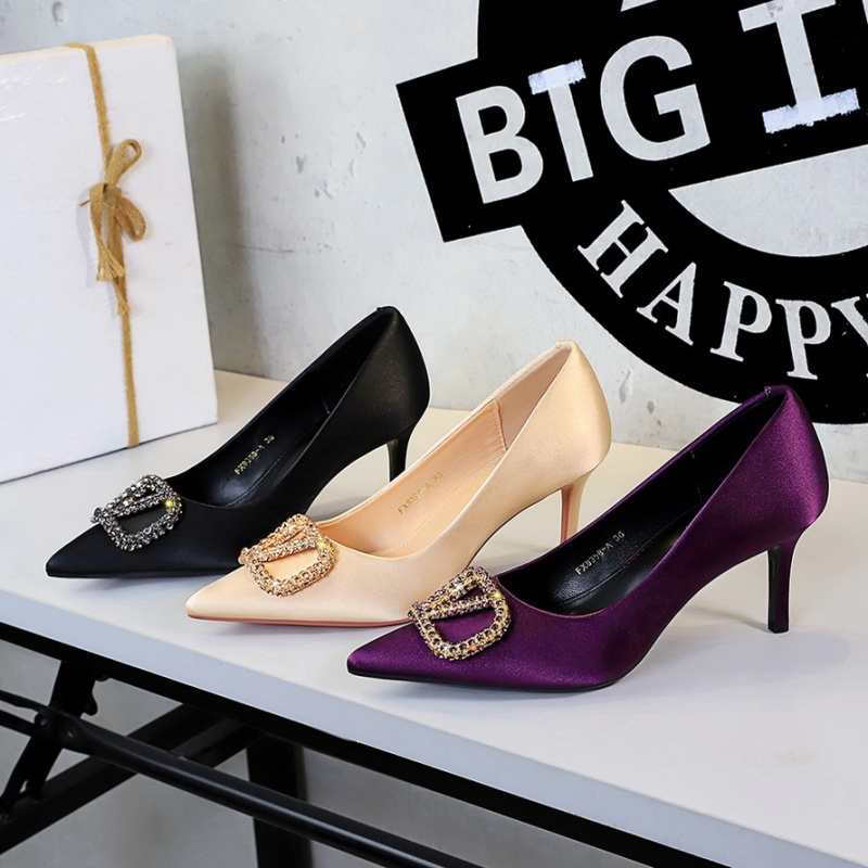 Low rhinestone temperament shoes for women