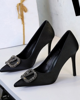 Elegant pointed low temperament shoes for women
