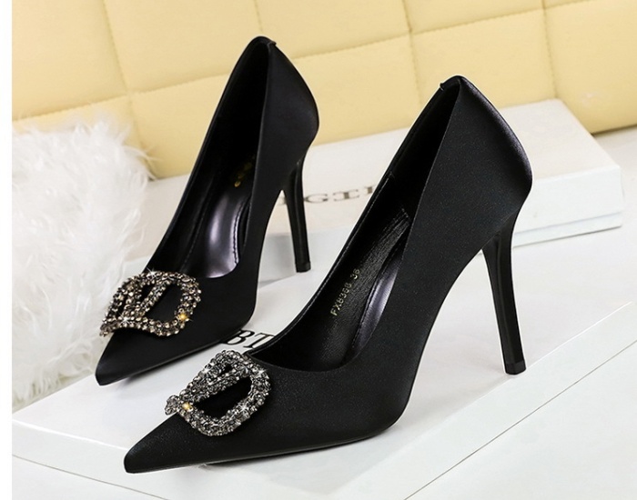Elegant pointed low temperament shoes for women