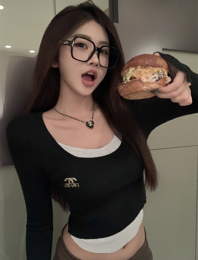 Pseudo-two U-neck niche slim autumn enticement tops