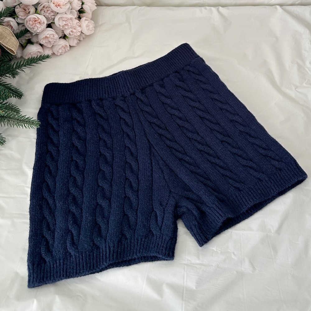 Navy-blue mixed colors tops knitted shorts a set