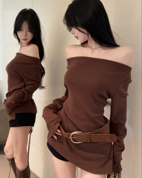 Sloping shoulder enticement T-shirt with belt tops