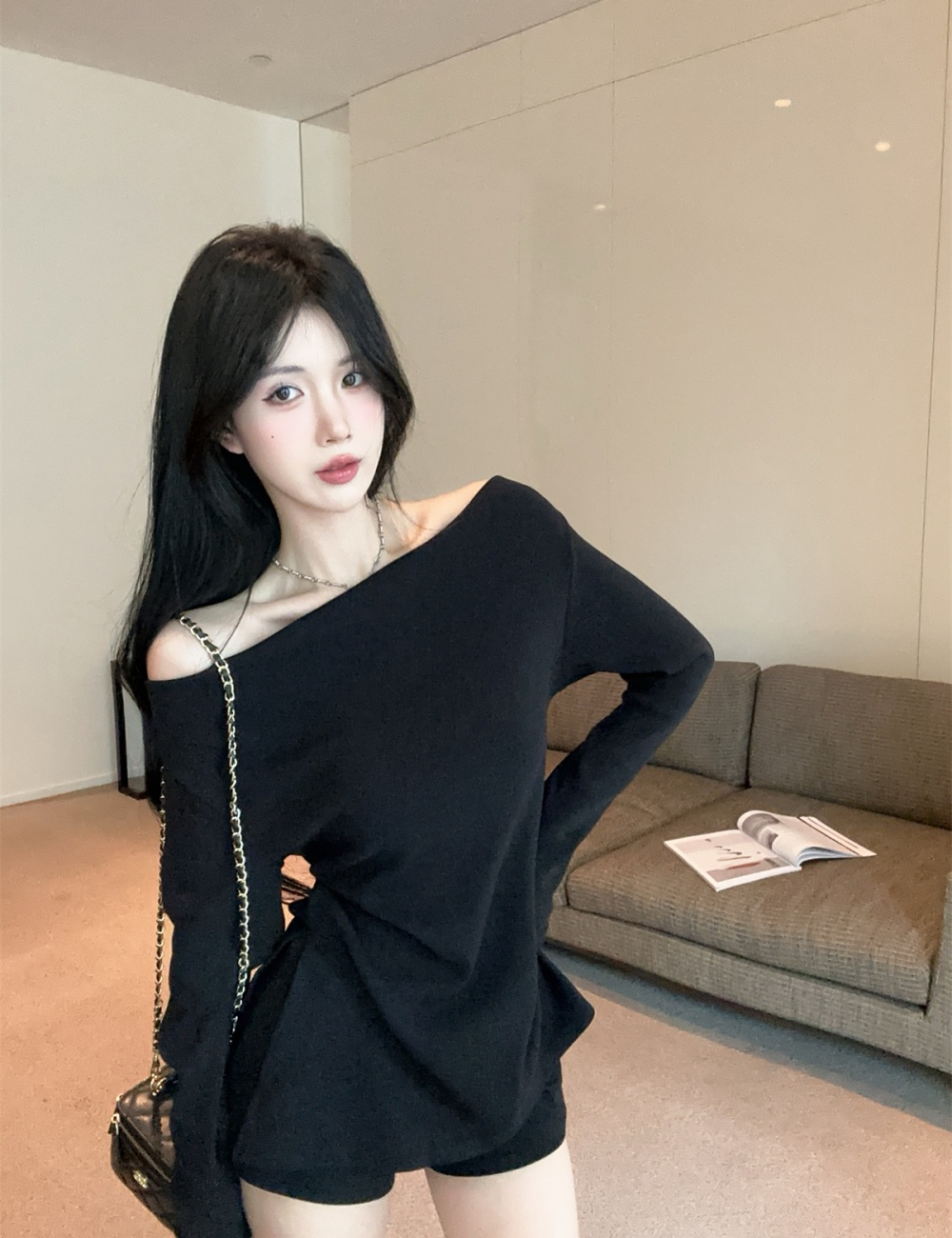 Sloping shoulder enticement T-shirt with belt tops