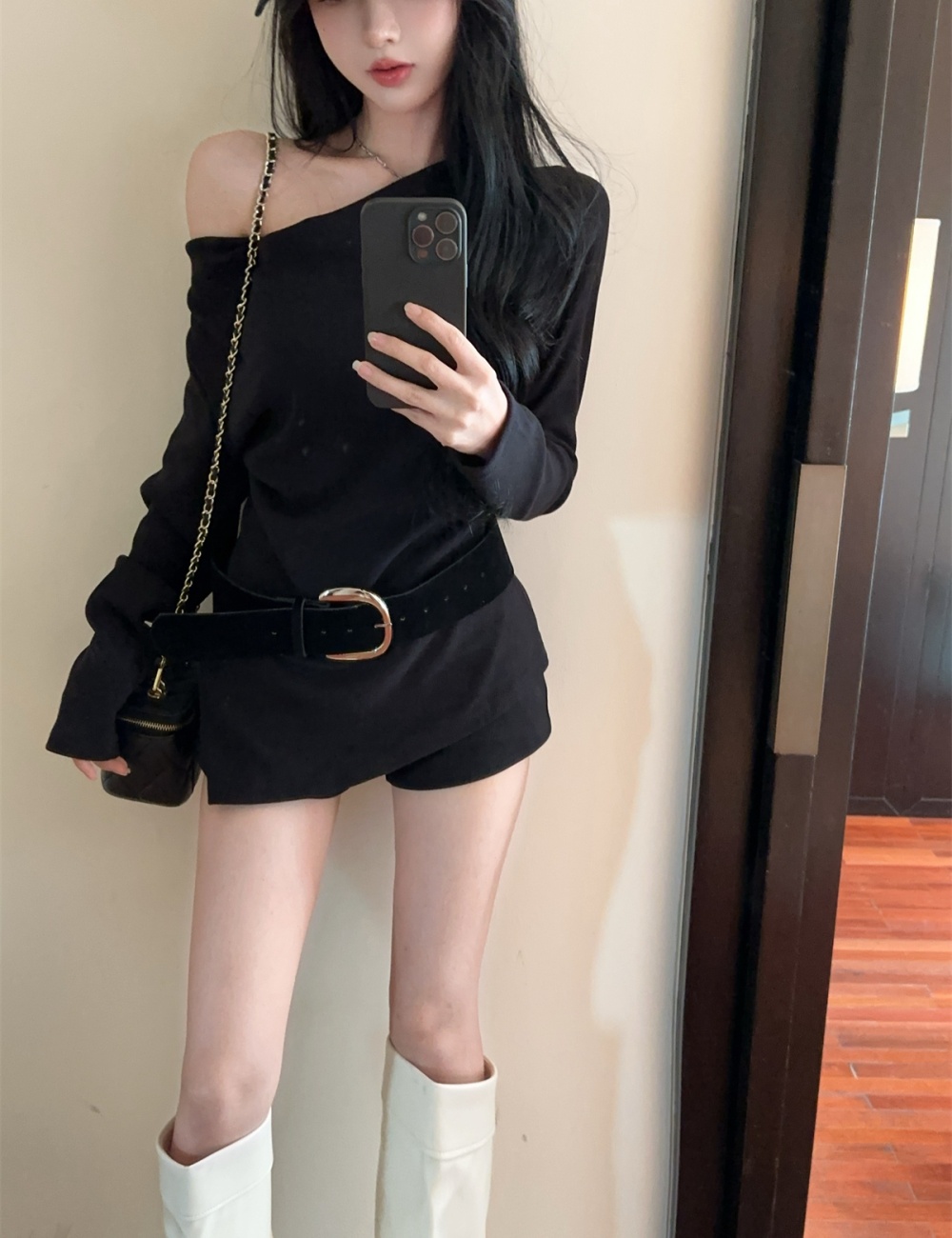 Sloping shoulder enticement T-shirt with belt tops