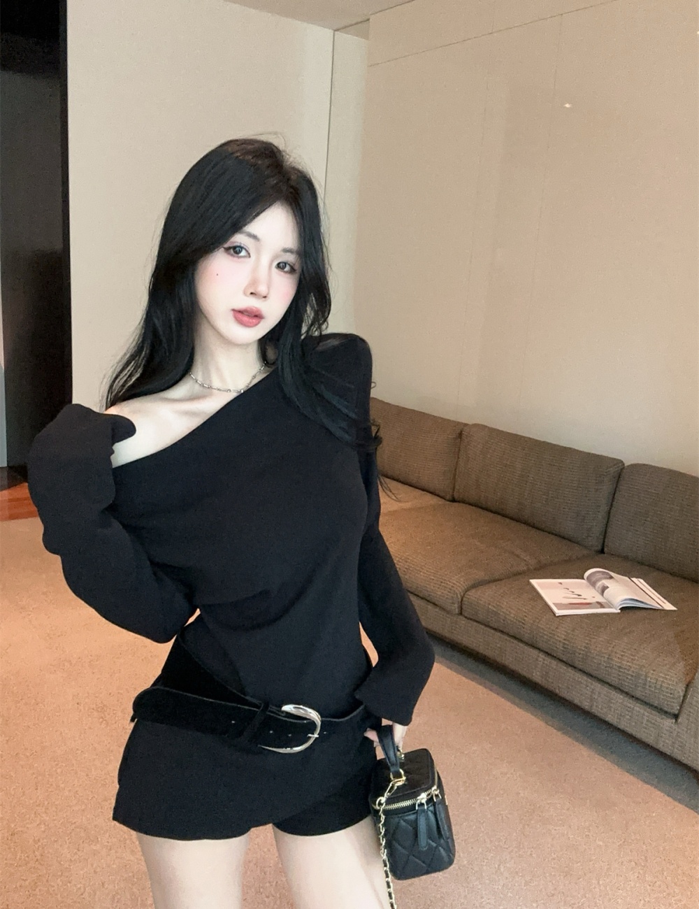 Sloping shoulder enticement T-shirt with belt tops