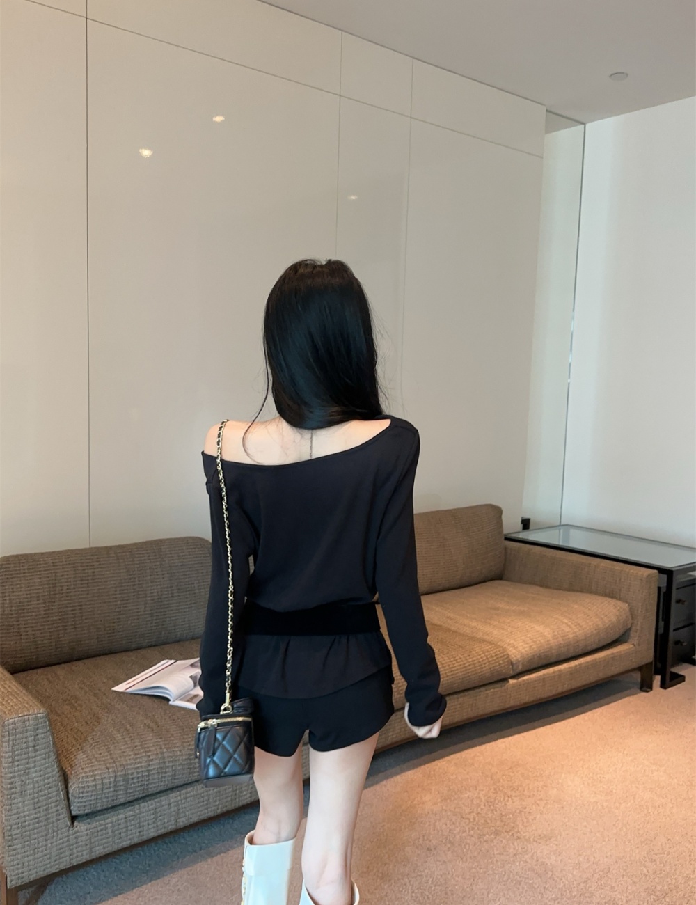 Sloping shoulder enticement T-shirt with belt tops