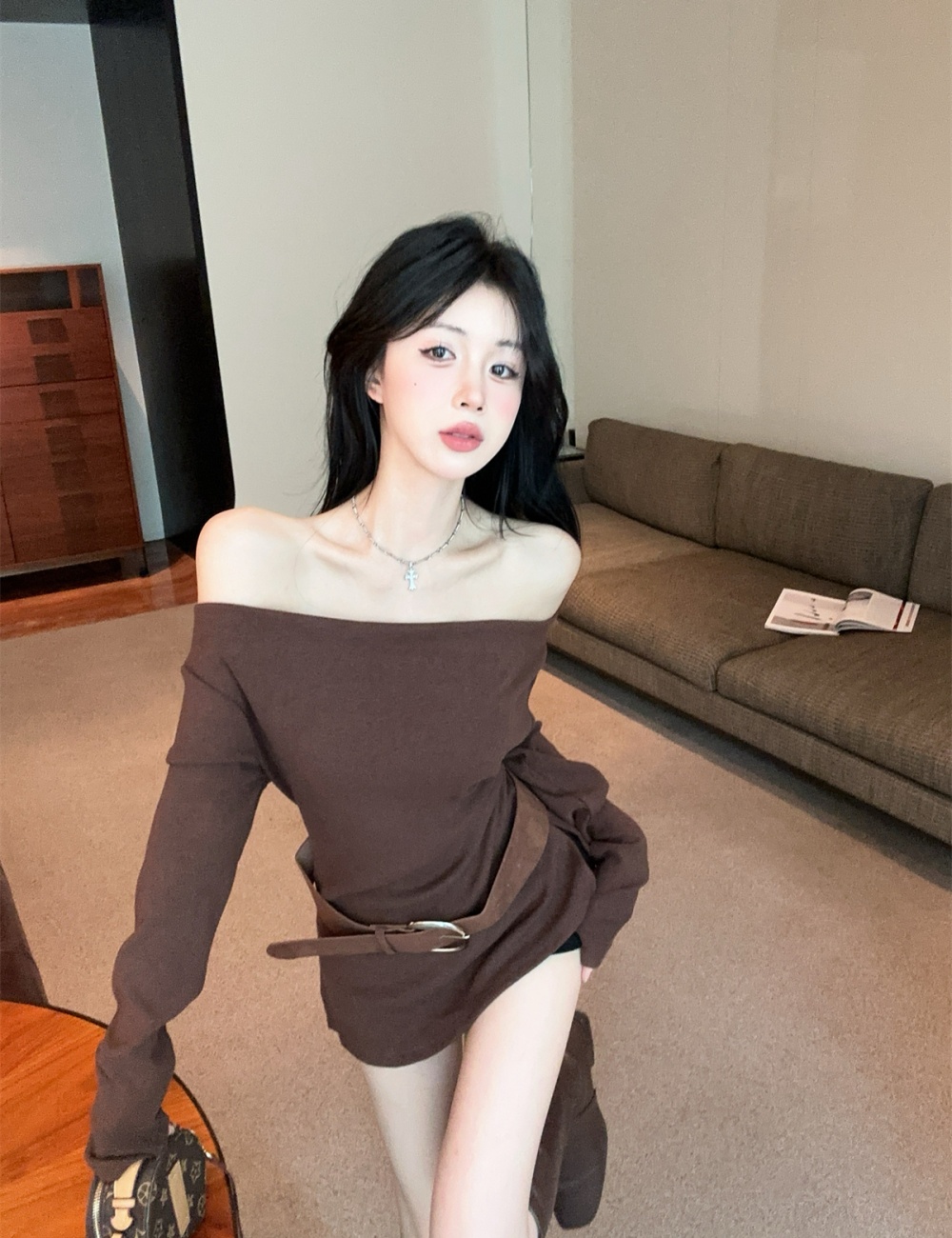 Sloping shoulder enticement T-shirt with belt tops