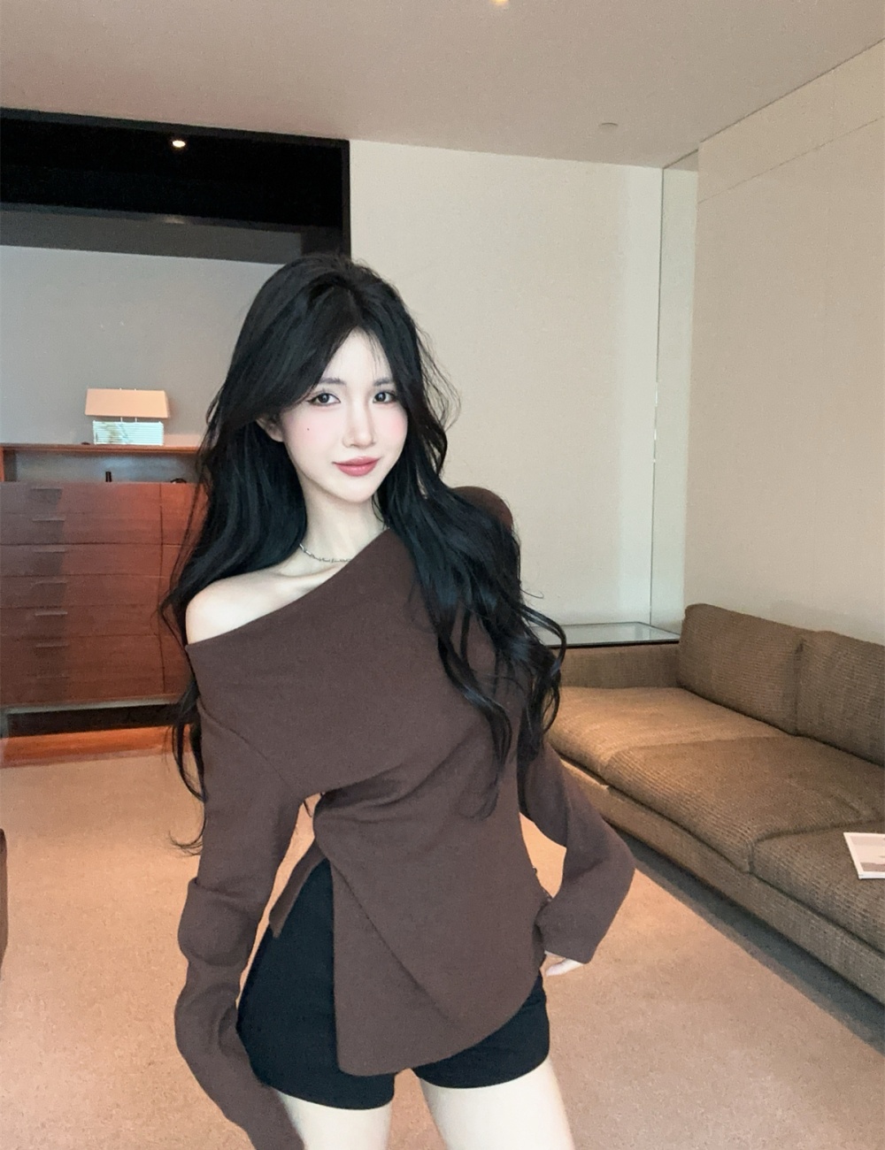 Sloping shoulder enticement T-shirt with belt tops