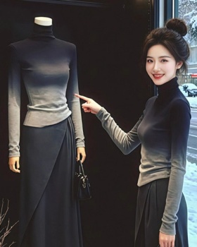 Autumn and winter sweater wears outside bottoming shirt