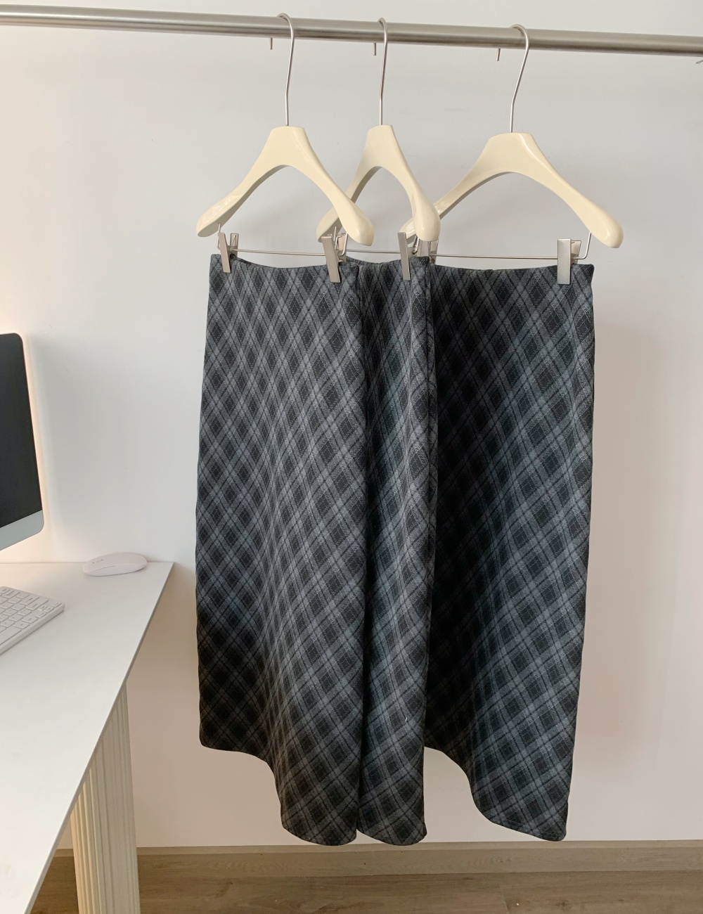 Light plaid winter temperament skirt for women