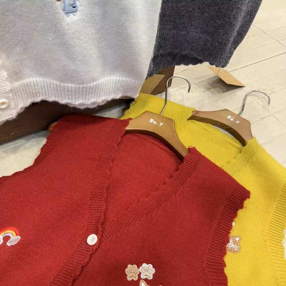 Lovely V-neck waistcoat knitted sweater for women