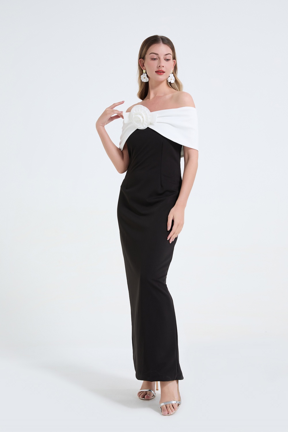 Strapless sexy black-white package hip temperament dress