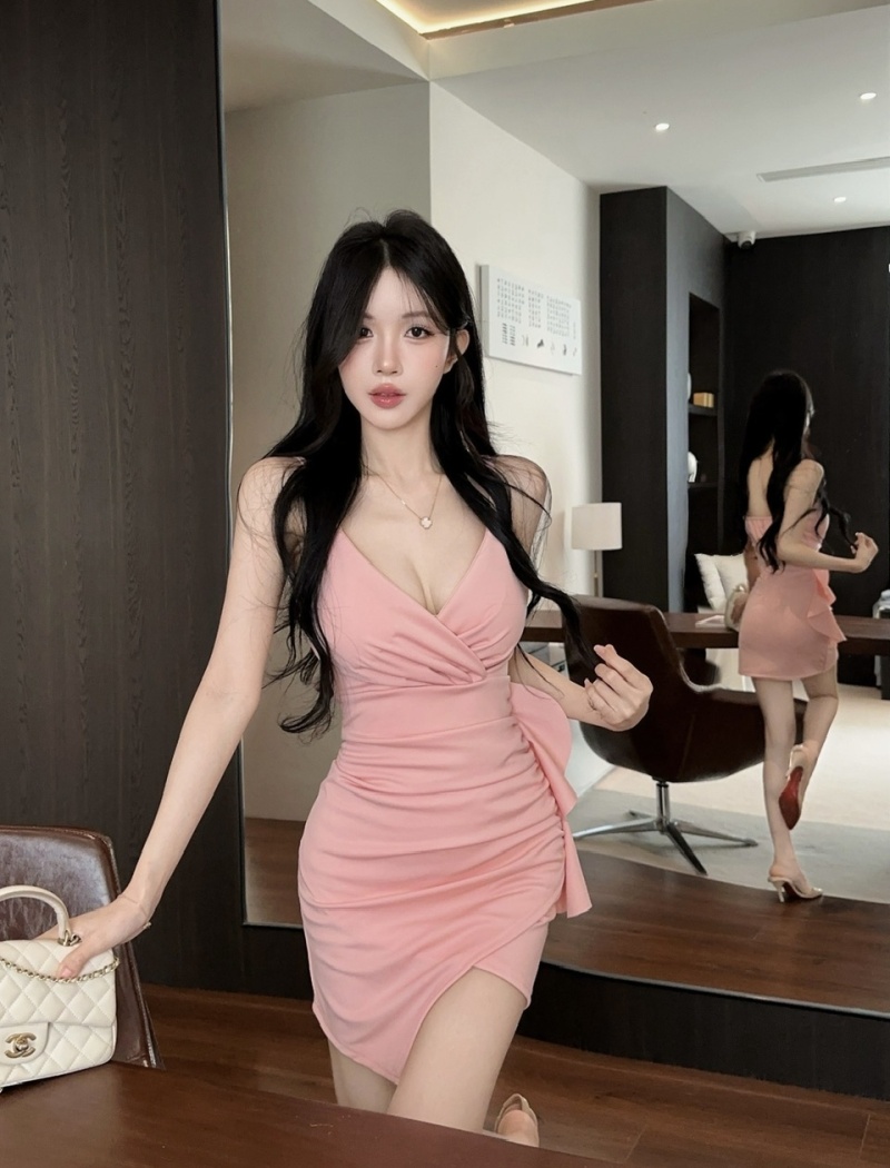 Low-cut short package hip bottoming dress