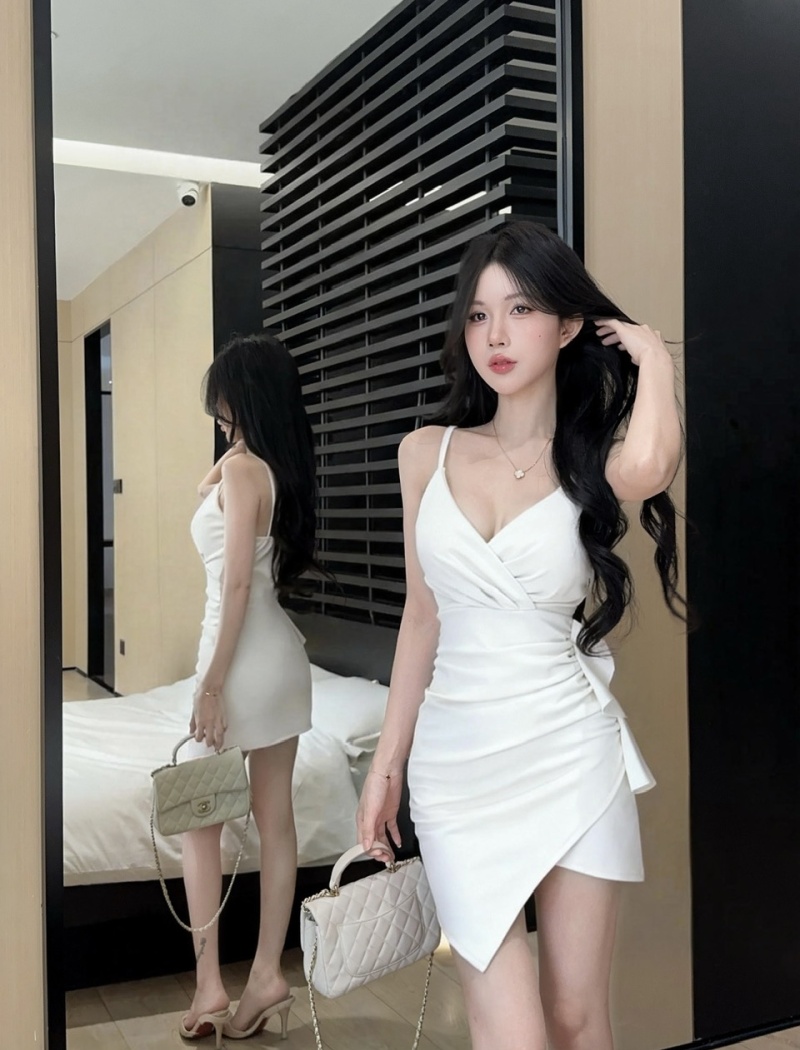 Low-cut short package hip bottoming dress