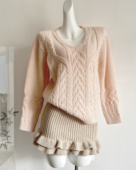 Colors knitted short skirt wood ear V-neck sweater a set