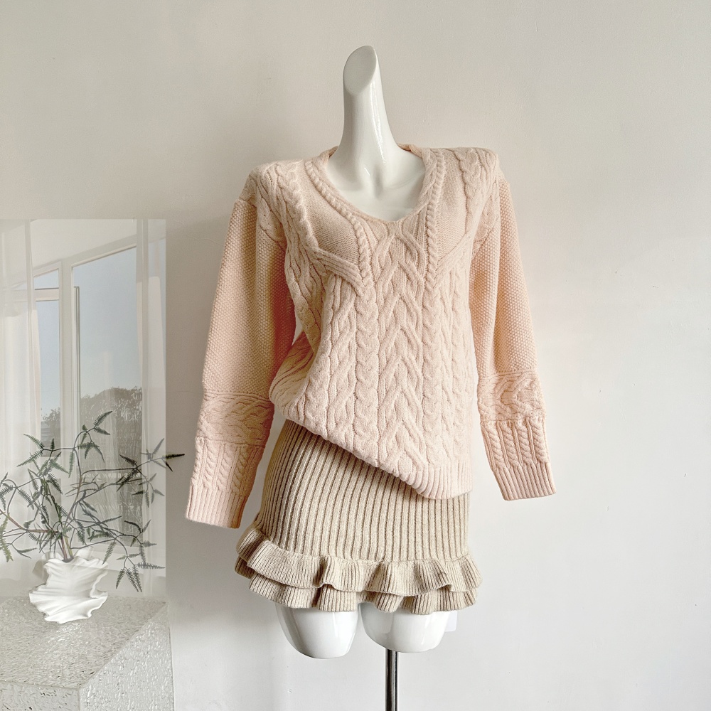 Colors knitted short skirt wood ear V-neck sweater a set
