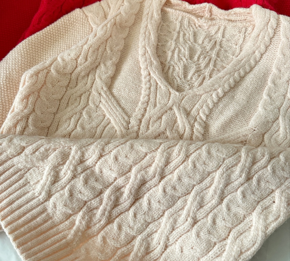 Colors knitted short skirt wood ear V-neck sweater a set