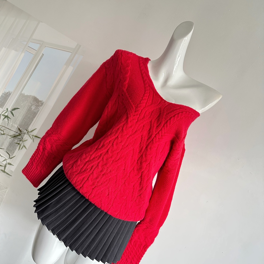 V-neck pleated gray skirt twist knitted sweater a set