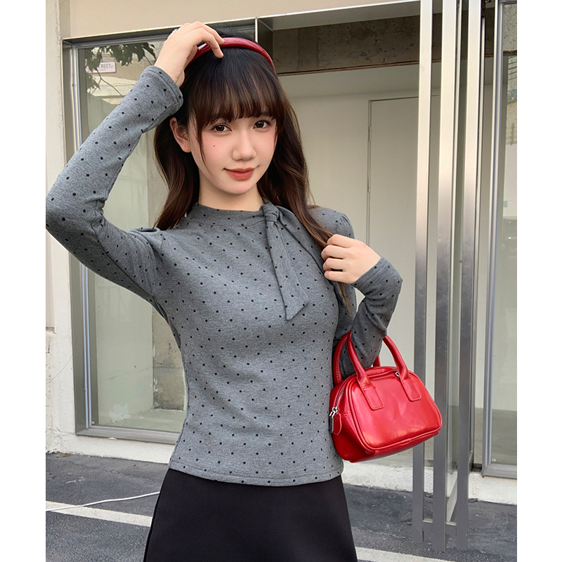 Bottoming tops inside the ride shirts for women