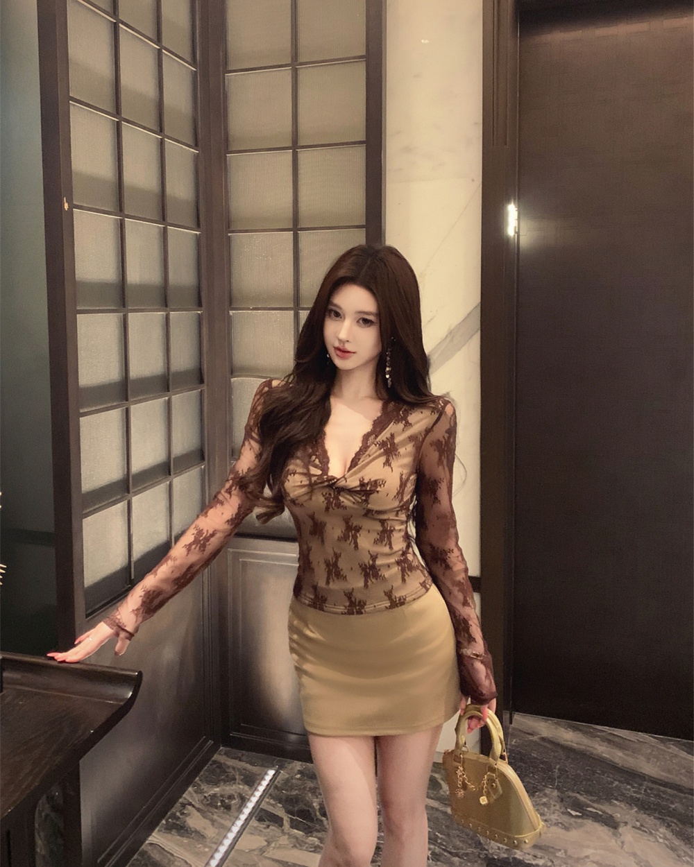 Enticement V-neck lace tops elasticity inside the ride skirt