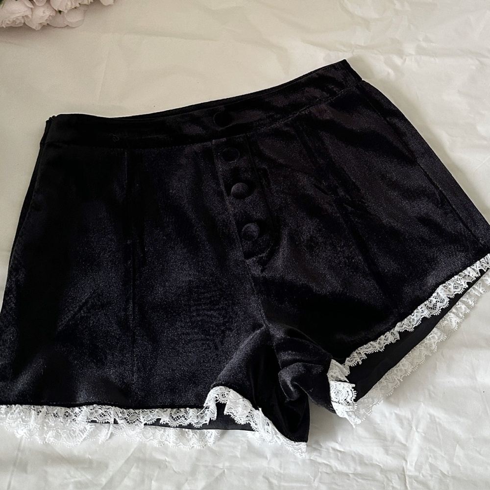 Velvet lace shorts