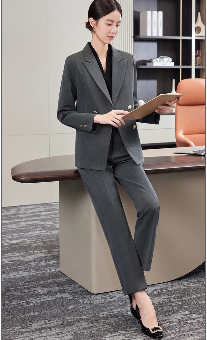 Double-breasted gray commuting business suit a set for women