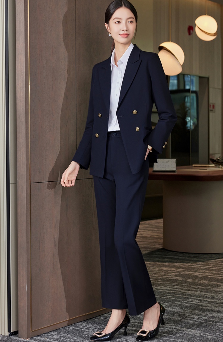 Double-breasted gray commuting business suit a set for women