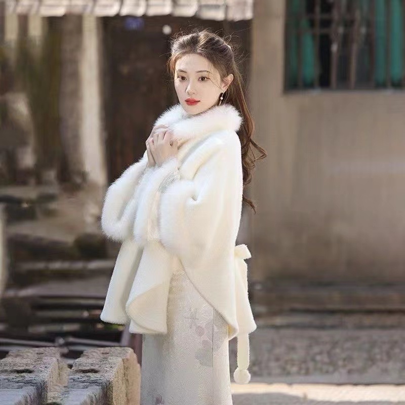 Chanelstyle Hepburn style cloak fur collar overcoat for women