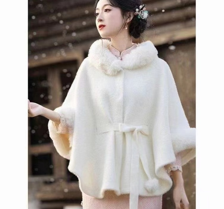 Chanelstyle Hepburn style cloak fur collar overcoat for women