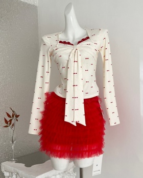 Polka dot T-shirt inside the ride tops a set